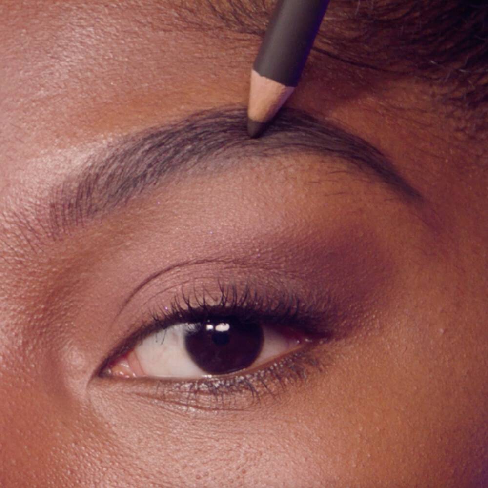 Augenbrauen werden mit einem Augenbrauenstift nachgezogen