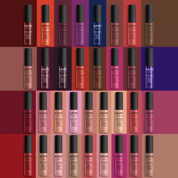 28 Flaschchen der Soft Matte Lipcream von NYX Professional Makeup prasentieren die umfangreiche Farbauswahl