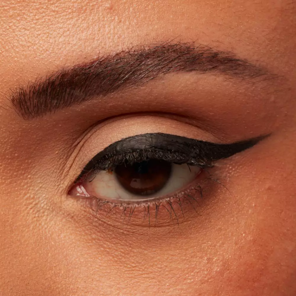 Braunes Auge mit einem schwarzen langgezogenen Eyeliner-Wing