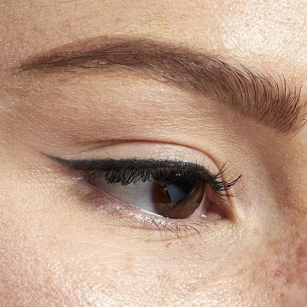 Nahaufnahme vom Auge einer Frau, das mit dem Kajal Slim Pencil von NYX Professional Makeup geschminkt ist