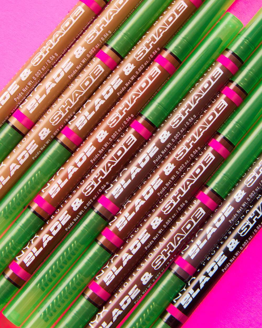 Mehrere NYX Blade & Shade Nano Augenbrauenstift in verschiedenen Nuancen vor pinkem Hintergrund