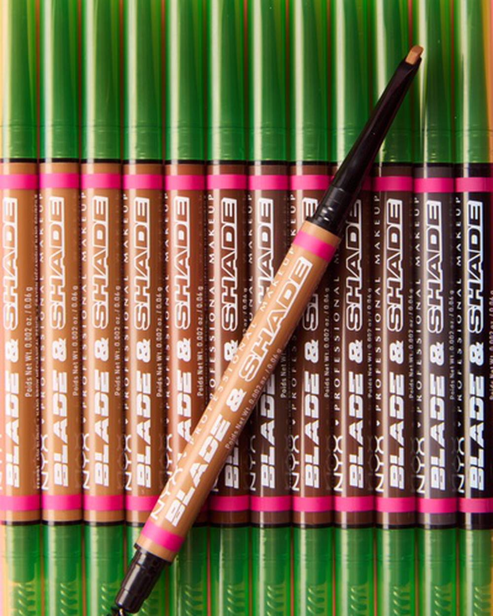 NYX Blade & Shade Augenbrauenstift in verschiedenen Nuancen nebeneinander