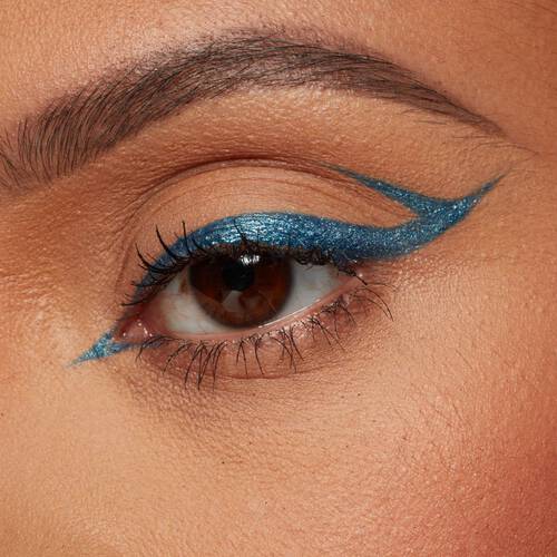 Nahaufnahme eines braunen Auges mit einem turkisenen Graphic Eyeliner Look