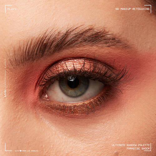 Nahaufnahme eines Auges mit einem hellen Smokey Eyes-Make-up