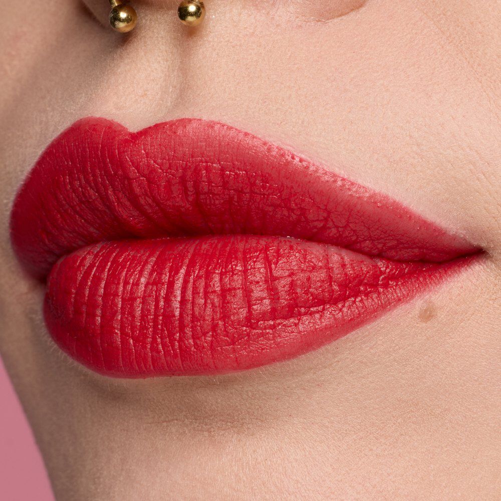 Frau mit dunklem Hautton schminkt sich dunkle Smokey Eyes