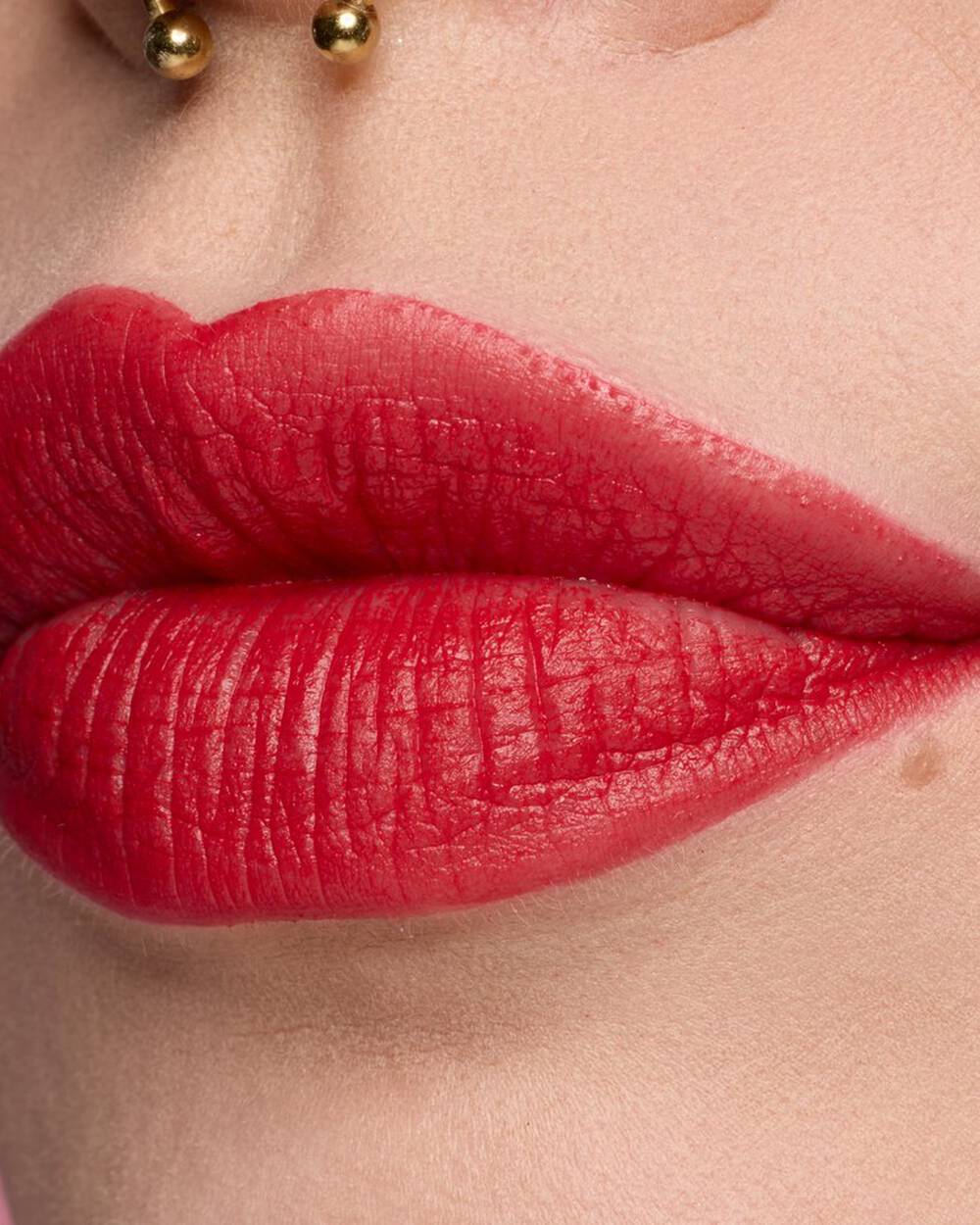 Nahaufnahme von roten, matt geschminkten Lippen