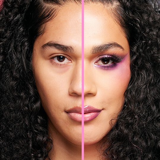 Frau mit dunklem Hautton schminkt sich dunkle Smokey Eyes