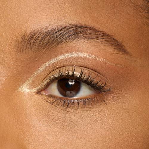 Nahaufnahme eines braunen Auges mit einem metallic Graphic Eyeliner-Look