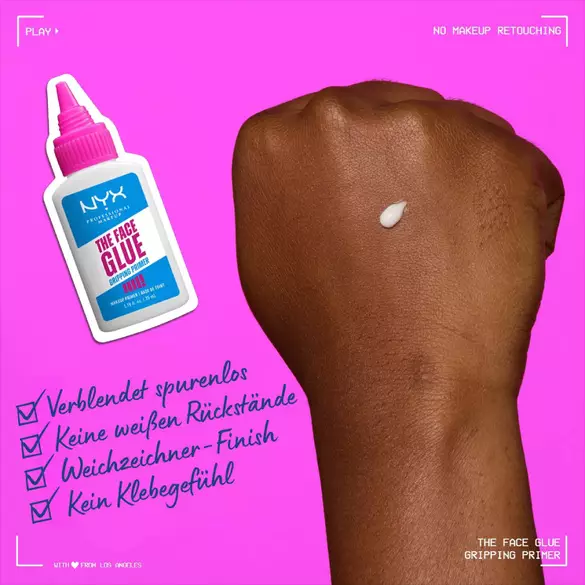 Eine Hand mit einem Klecks Primer von NYX auf pinkem Hintergrund, um die Eigenschaften des Produkts zu prasentieren.