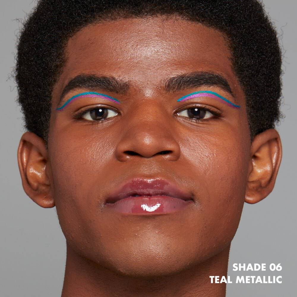 Mann mit zwei verschiedenfarbigen Lidstrichen