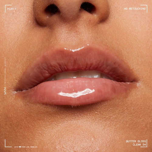 Nahaufnahme eines glanzenden Lippenbalsams in transparentem Ton auf einem unretuschierten Lippenbild.