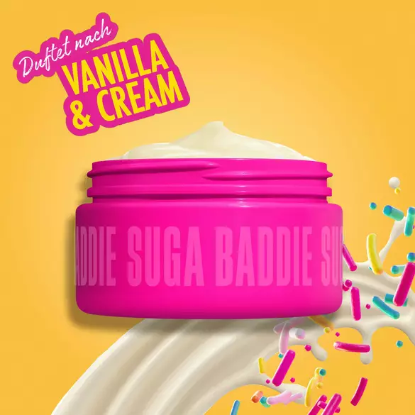 Ein Tiegel der Body Butter prasentiert inmitten eines Cremesplashes mit bunten Streuseln die Duftrichtung „Vanilla & Cream“.