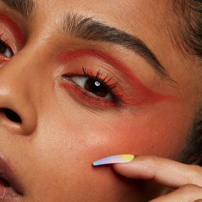 Nahaufnahme Frau mit brauen Augen und Cat Eye Make-up