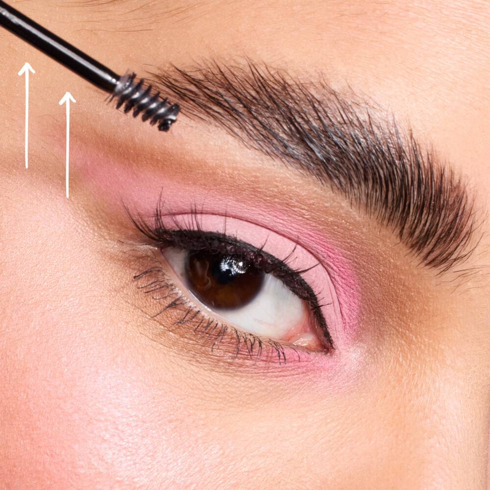 Augenbrauen werden mit kleinem Burstchen gestylt
