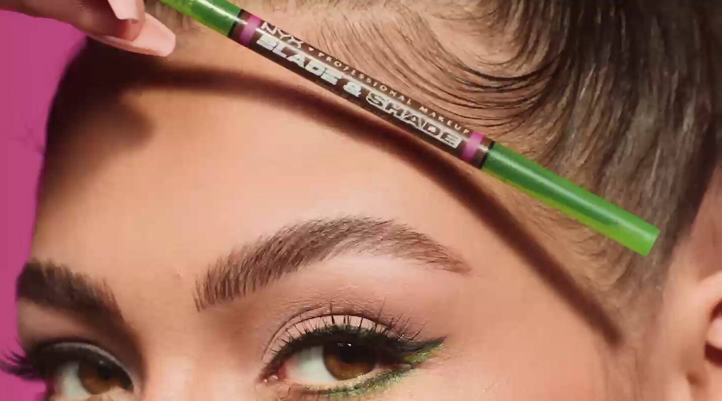 Augenbereich einer Frau, die den Blade & Shade Nano Augenbrauenstift an ihre Stirn halt