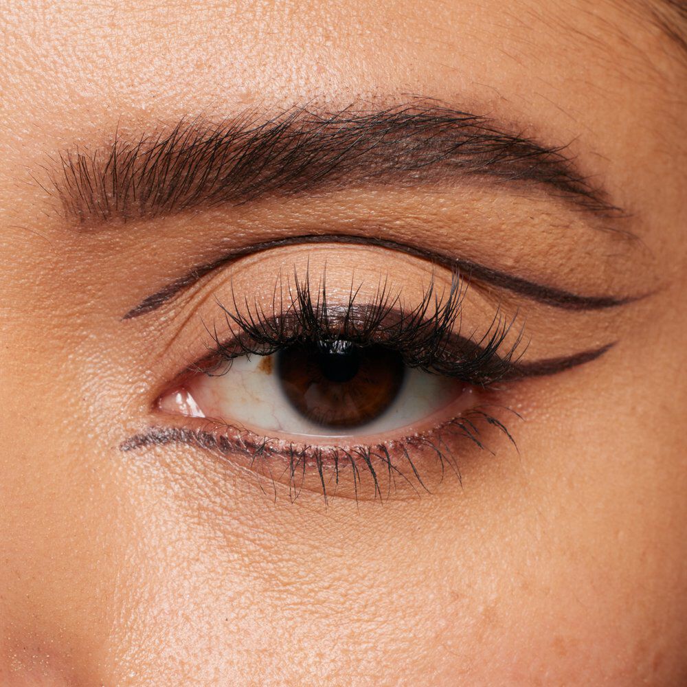 Nahaufnahme eines braunen Auges mit einem schwarzen Negative Space Liner-Look