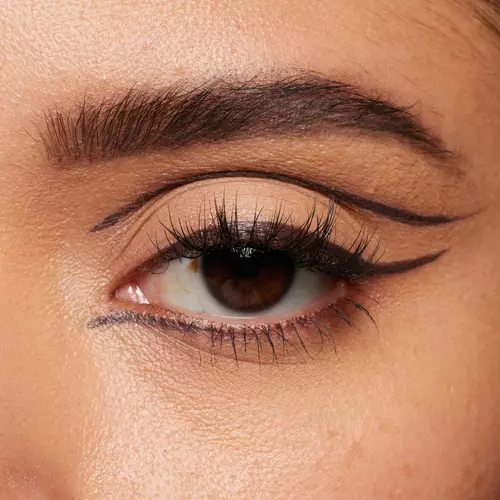 Nahaufnahme eines braunen Auges mit einem schwarzen Negative Space Liner-Look