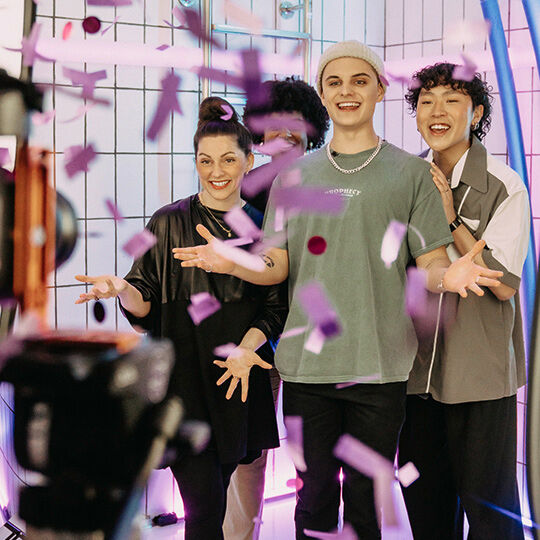 Mitarbeiter des DIVE IN MOVEMENT- TikTok Kanal, der in regelmaßigen Abstanden Aufklarungsarbeit zu queeren Themen leistet