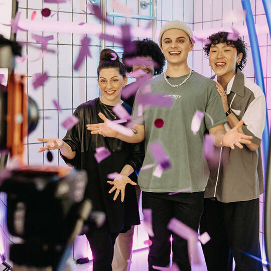 Mitarbeiter des DIVE IN MOVEMENT- TikTok Kanal, der in regelmaßigen Abstanden Aufklarungsarbeit zu queeren Themen leistet