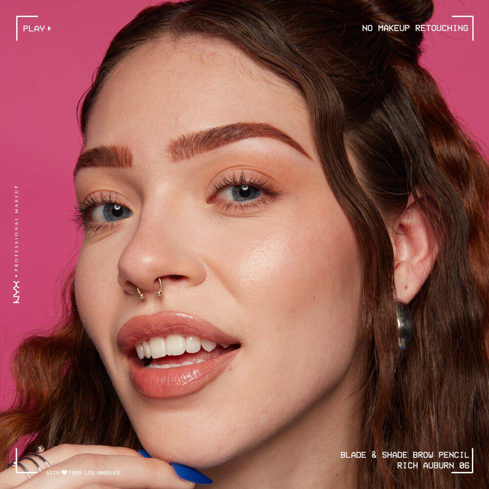 Gesicht einer brunetten Frau, die in die Kamera schaut vor pinkem Hintergrund