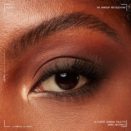 Nahaufnahme eines Auges mit einem dunklen Smokey Eyes-Make-up