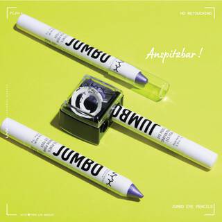 Drei Jumbo Eye Pencil Eyeliner und ein Anspitzer Dual Sharpener von NYX Professional Makeup vor einem hellgrunen Hintergrund