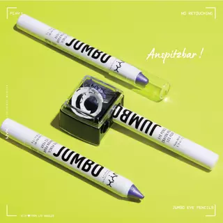 Drei Jumbo Eye Pencil Eyeliner und ein Anspitzer Dual Sharpener von NYX Professional Makeup vor einem hellgrunen Hintergrund
