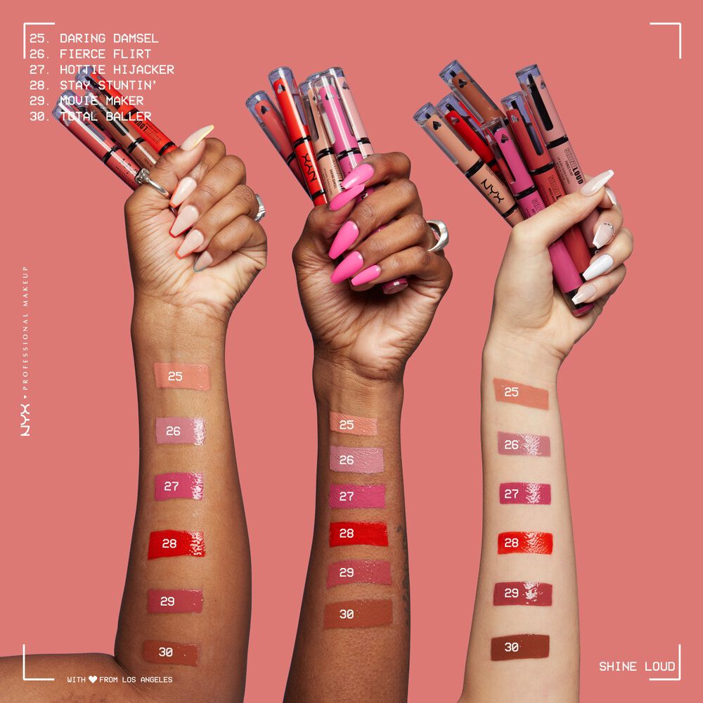 Drei Unterarme unterschiedlicher Hauttone mit jeweils sechs Swatches des NYX Shine Loud High Shine Lip Color
