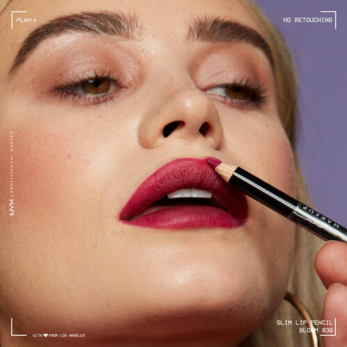 Nahaufnahme des Gesichts einer jungen Frau mit rot geschminkten Lippen, die den Lipliner Slip Lip Pencil von NYX Professional Makeup auftragt