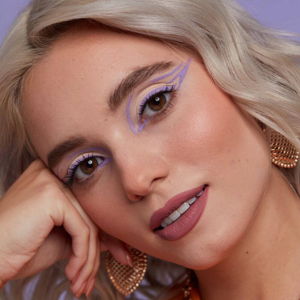 Frau mit lila graphic Eyeliner