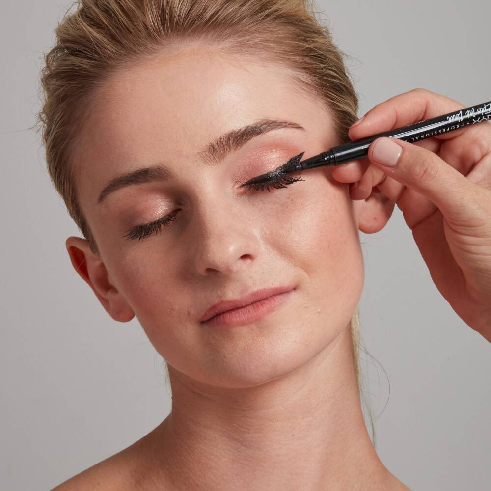 Frau bekommt schwarzen Lidstrich gezogen