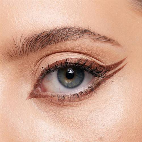 Nahaufnahme eines blauen Auges mit einem braunen Double Wing Liner-Look