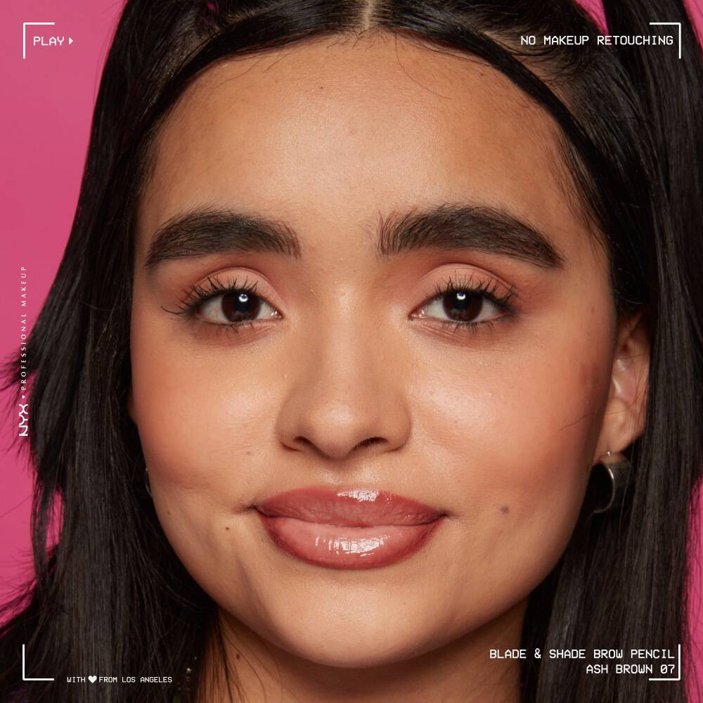 Frau mit fertigen Make-up und dichten und vollen Augenbrauen