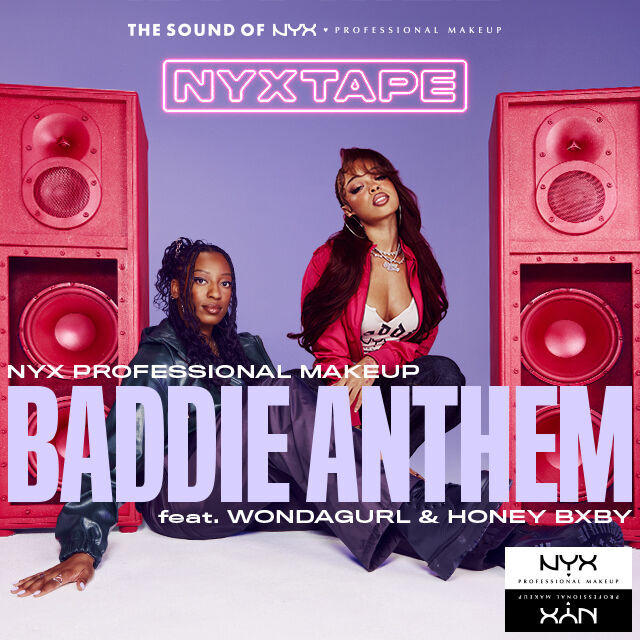 NYX Professional Makeup „NYXTAPE Baddie Anthem“-Cover mit Wondagurl und Honey Bxby, die vor lavendelfarbener Kulisse zwischen zwei roten Lautsprechern sitzen. Enthaltene Texte: The Sound of NYX Professional Makeup und Baddie Anthem.