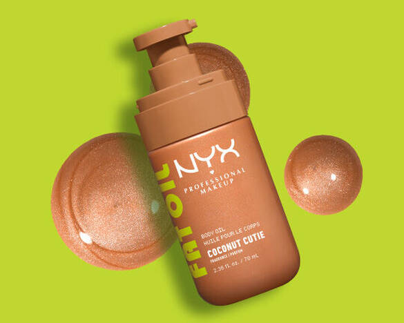 Das schimmernde NYX Coconut Cutie Fat Oil Body Oil in einer bronzefarbenen Pumpflasche auf leuchtend grunem Grund.
