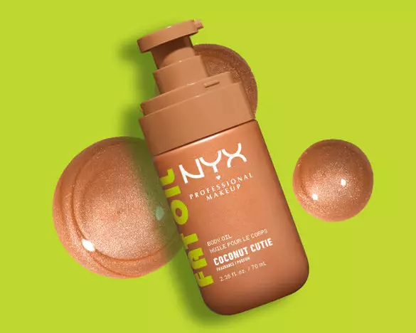 Das schimmernde NYX Coconut Cutie Fat Oil Body Oil in einer bronzefarbenen Pumpflasche auf leuchtend grunem Grund.