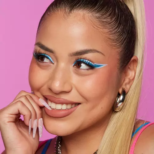 Blonde Frau mit Zopf tragt zweifarbigen Eyeliner Wing