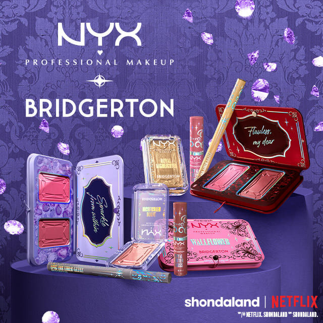 Breites Banner der NYX Professional Makeup x Bridgerton Kollektion: Text links „Maske auf! Sei die Baddie des Balls diese Saison“ mit „Shop“-Button. Rechts: Make-up auf lila Podest, lila Damast-Hintergrund mit Edelsteinen.