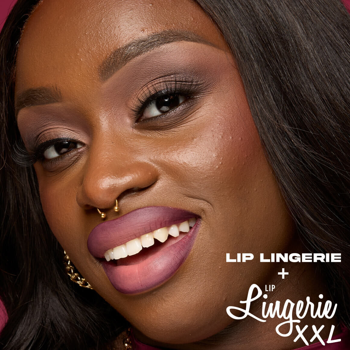 Nahaufnahme einer lachelnden Frau mit dunklem Teint und langen, dunklen Haaren, die einen violett-rosafarbenen Nude-Lippenstift tragt. Sie hat ein goldenes Septum-Piercing und eine goldene Halskette. Auf der rechten Seite des Bildes steht in weißer Schrift 'Lip LINGERIE' gefolgt von einem Pluszeichen (+) und darunter in geschwungener Schrift 'Lip Lingerie XXL'. Der Hintergrund ist teilweise rosa.