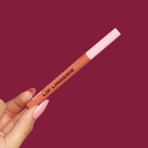 Hand halt den NYX Lip Lingerie Lip Stain Lipliner in der Hand, vor weinrotem Hintergrund