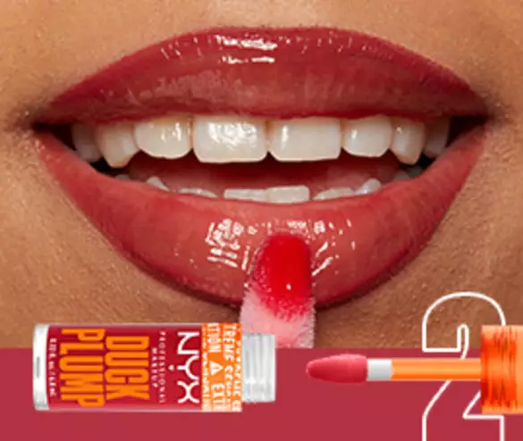 Nahaufnahme von geoffneten Lippen mit weißen Zahnen, auf die roter Duck Plump High Pigment Lip Gloss aufgetragen wird