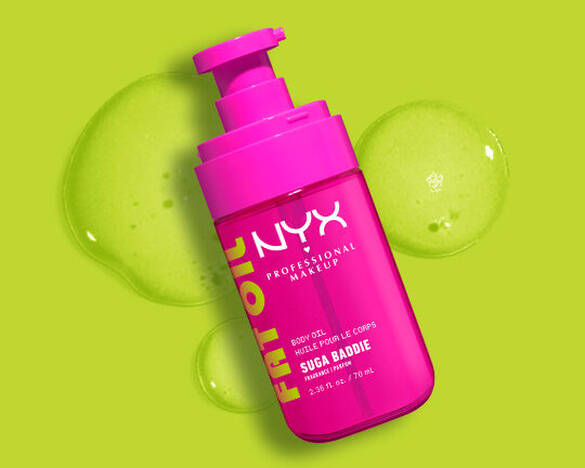 Ein knallpinkes Flakon des NYX Fat Oil Body Oils „Suga Baddie“ auf einem leuchtend grunen Hintergrund mit Oltropfen.