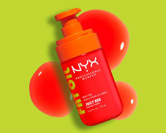 Die Flasche des NYX Juicy Boo Fat Oil Body Oils wird dekorativ mit passenden roten Olspritzern auf grunem Grund prasentiert.