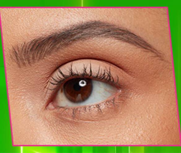 Nahaufnahme eines geschlossenen Auges mit langen Wimpern und hellbraunen Augen. Hintergrund in lebhaftem Grun.
