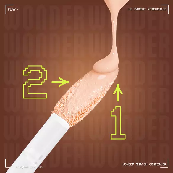 Detailaufnahme des Wonder Snatch Concealer Applikators, auf den ein Tropfen der cremigen Textur fur eine prazise Anwendung fallt.