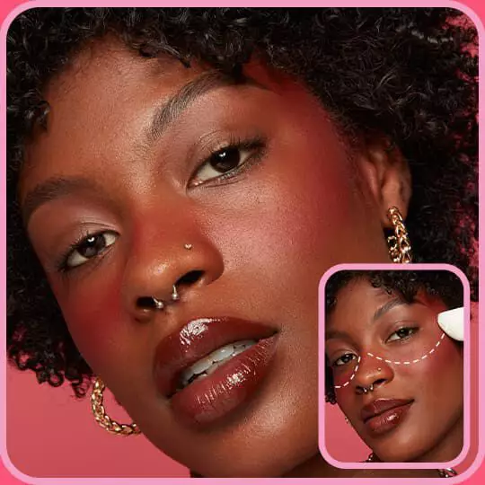 Model tragt Buttermelt Blush unter den Augen und uber dem Nasenrucken fur einen Draping-Effekt auf, kleine Anwendungsgrafik.