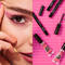 Model und Brow Glue Stick Produktabbildung