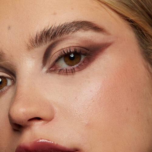 Nahaufnahme von verblendetem Kajal Make Up