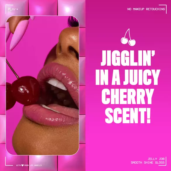 Offener, mit Lipgloss geschminkter Mund mit einer Kirsche zwischen den Lippen neben dem Text: Jigglin' in a juicy cherry scent!