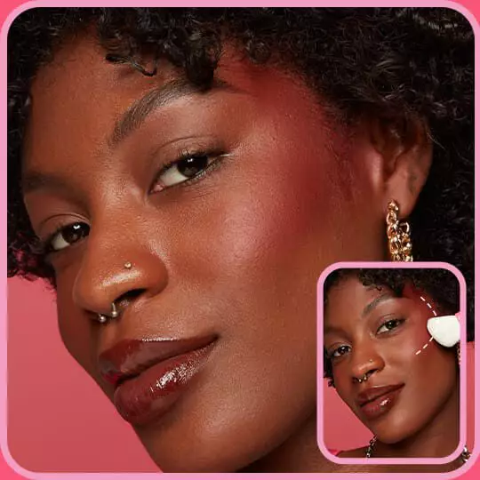 Model zieht Buttermelt Blush diagonal auf den Wangenknochen bis zu den Schlafen fur einen optisch liftenden Effekt, kleinen Skizze zur Anwendung.